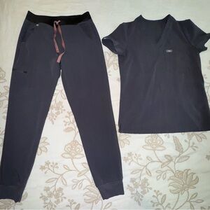 FIGS Charcoal Set with Pink Drawstrings